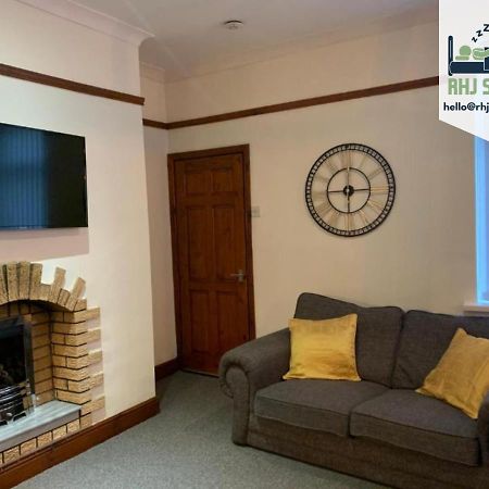 Rodsley - 2 Bedroom 1St Floor Flat Free Parking Wifi And Netflix Gateshead Exterior foto